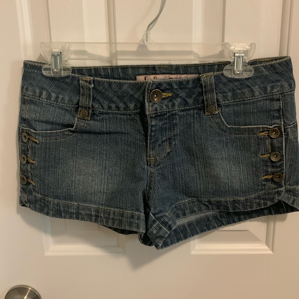 💛 3 for $15 Women’s jean shorts
